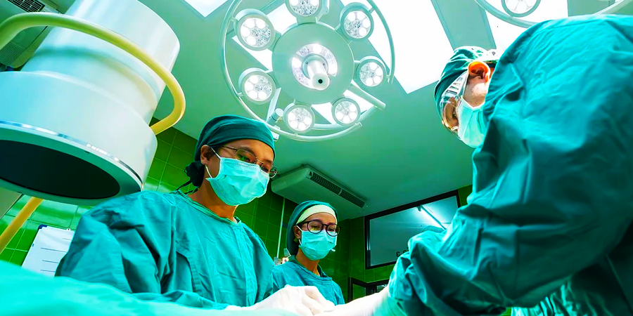 Co potřebuješ vědět o praxi všeobecného chirurga v Česku?